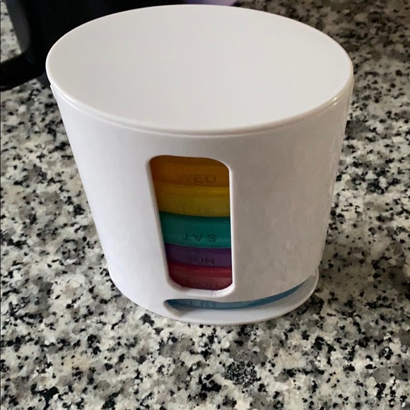 Pill dispenser - Picture 3 of 6